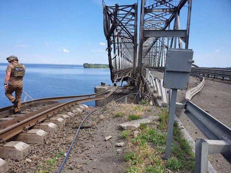 Двома ракетними ударами пошкоджено залізнично-автомобільний міст через Дніпро (ФОТО, ВИДЕО)