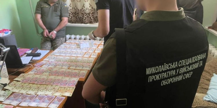 В Николаеве задержали командира автороты: вымогал 50 тыс.грн. с подчиненного