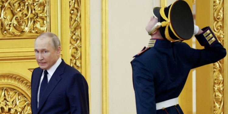 Про Путина-Петра I и чемодан с его дерьмом. Как соцсети реагировали на эти новости (ФОТО, ВИДЕО)