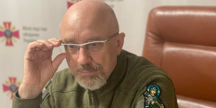 “По артилерії 155-мм калібру Міноборони вже виконало початковий запит від ЗСУ на 90%”, але Україні конче потрібне важке озброєння, і дуже швидко, – Резніков