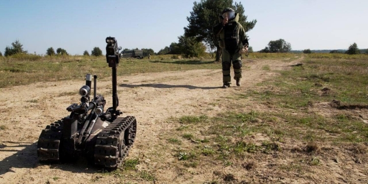 Британская компания передаст нам 10 роботов-саперов, они отлично работают (ФОТО)