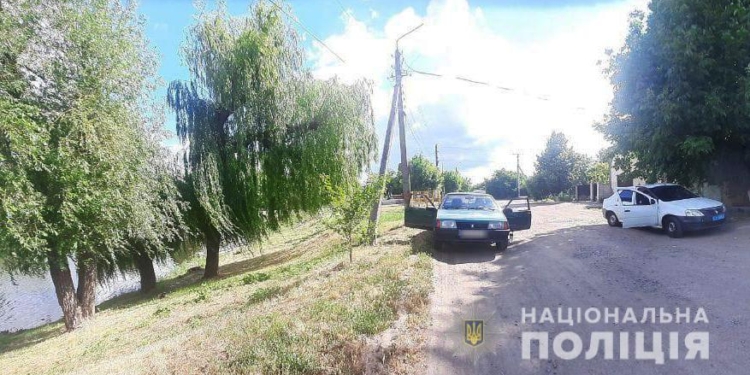 На Миколаївщині патрульні затримали автокрадія: після невдалої спроби угнати таксі намагався втекти вплав через озеро