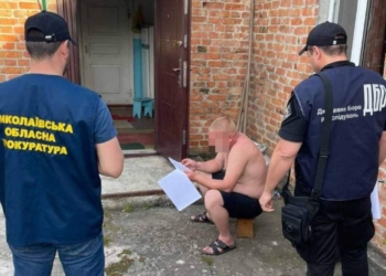 На Миколаївщині двоє поліцейських передали російським окупантам табельну зброю під час окупації Снігурівки
