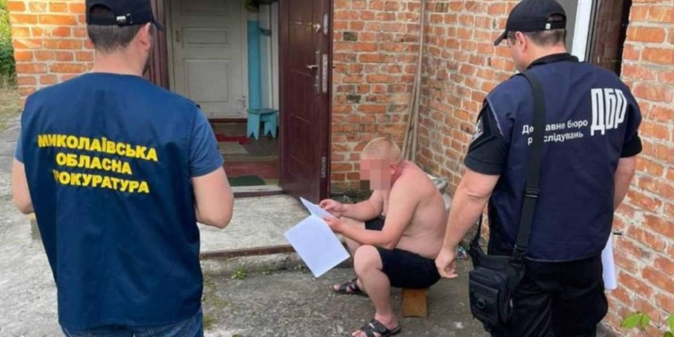 На Миколаївщині двоє поліцейських передали російським окупантам табельну зброю під час окупації Снігурівки