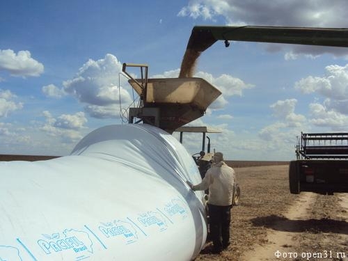 В Украину уже плывет первая партия полиэтиленовых рукавов – мобильных зернохранилищ (ФОТО)