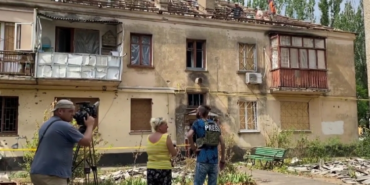 Начальник Миколаївської ОВА пообіцяв вирішити питання з ремонтом знесеного російської ракетою даху по вул.Крилова, 12 у Миколаєві (ВІДЕО)