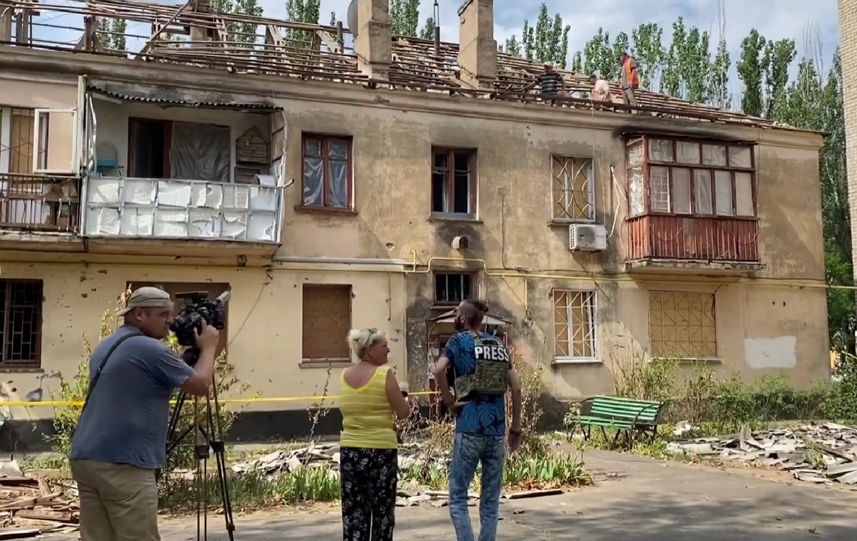 Начальник Миколаївської ОВА пообіцяв вирішити питання з ремонтом знесеного російської ракетою даху по вул.Крилова, 12 у Миколаєві (ВІДЕО)