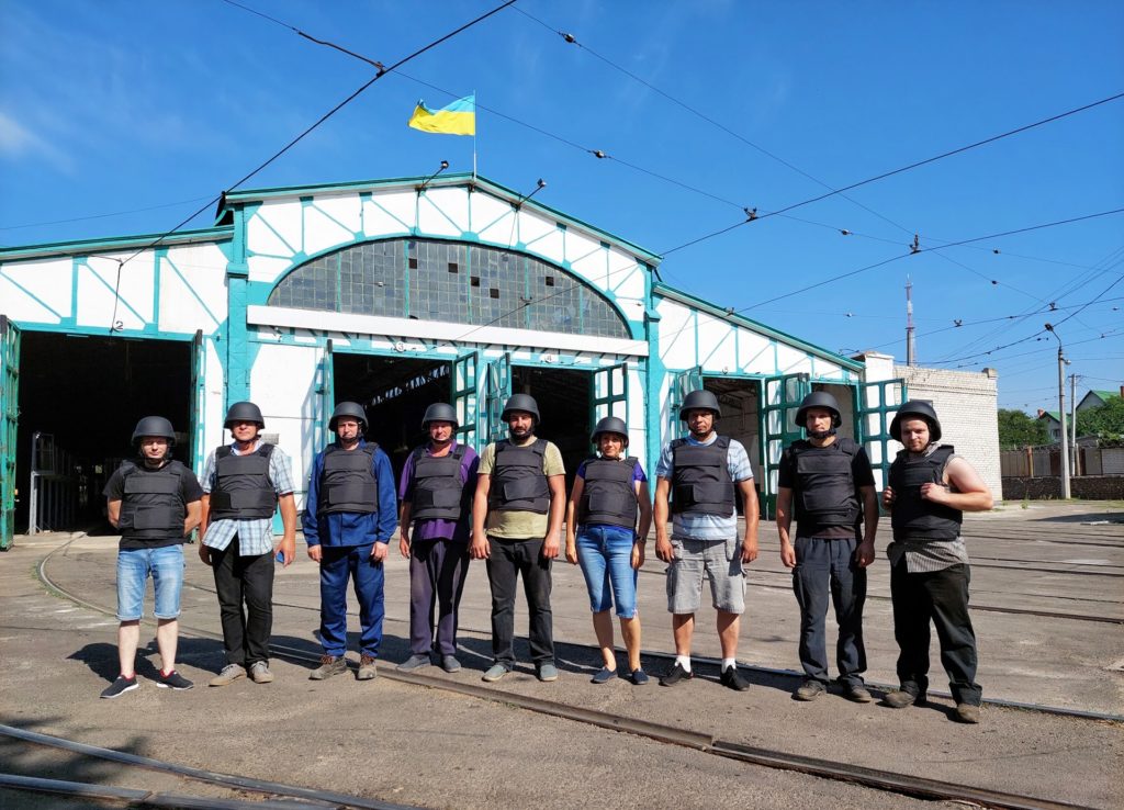 Працівники КП "Миколаївелектротранс" отримали бронежилети та каски (ФОТО) 2