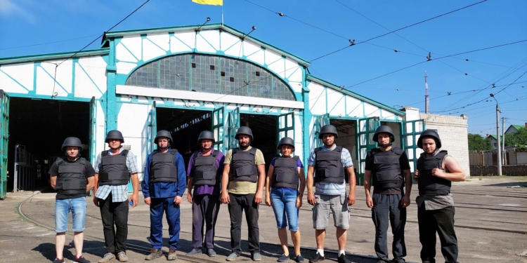 Працівники КП “Миколаївелектротранс” отримали бронежилети та каски (ФОТО)