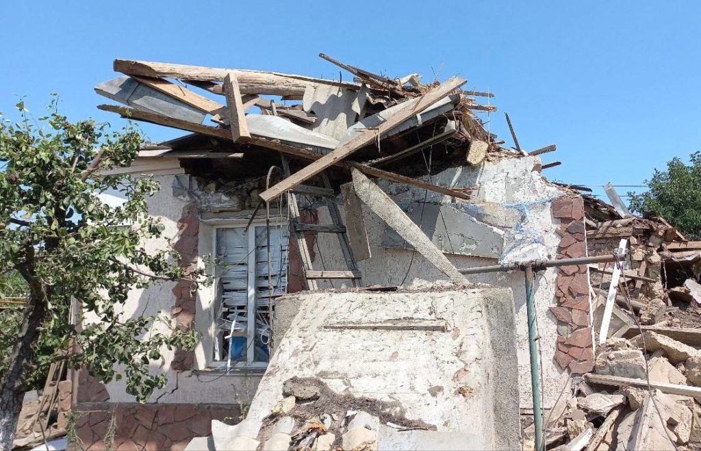 Пошкоджено 2 приватних підприємства, є зруйновані вщент приватні будинки – мер Миколаєва показав наслідки сьогоднішнього ракетного обстрілу міста (ФОТО) 1