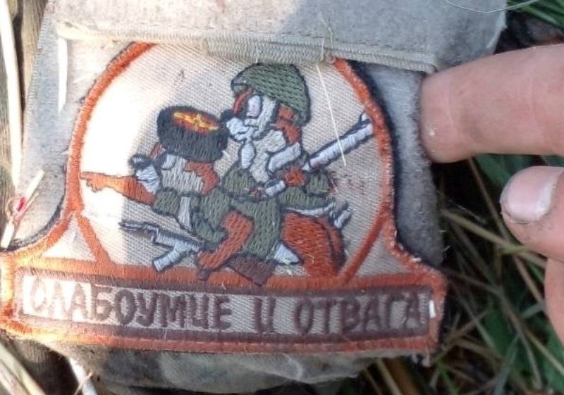 “Слабоумие и отвага”: десантники показали шеврони знищених окупантів (ФОТО)