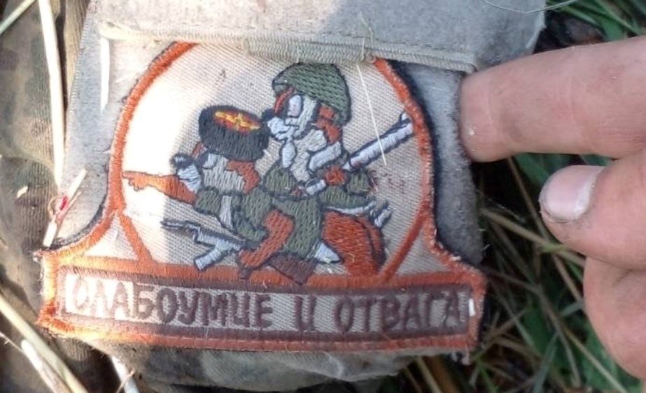 “Слабоумие и отвага”: десантники показали шевроны уничтоженных русских оккупантов 
