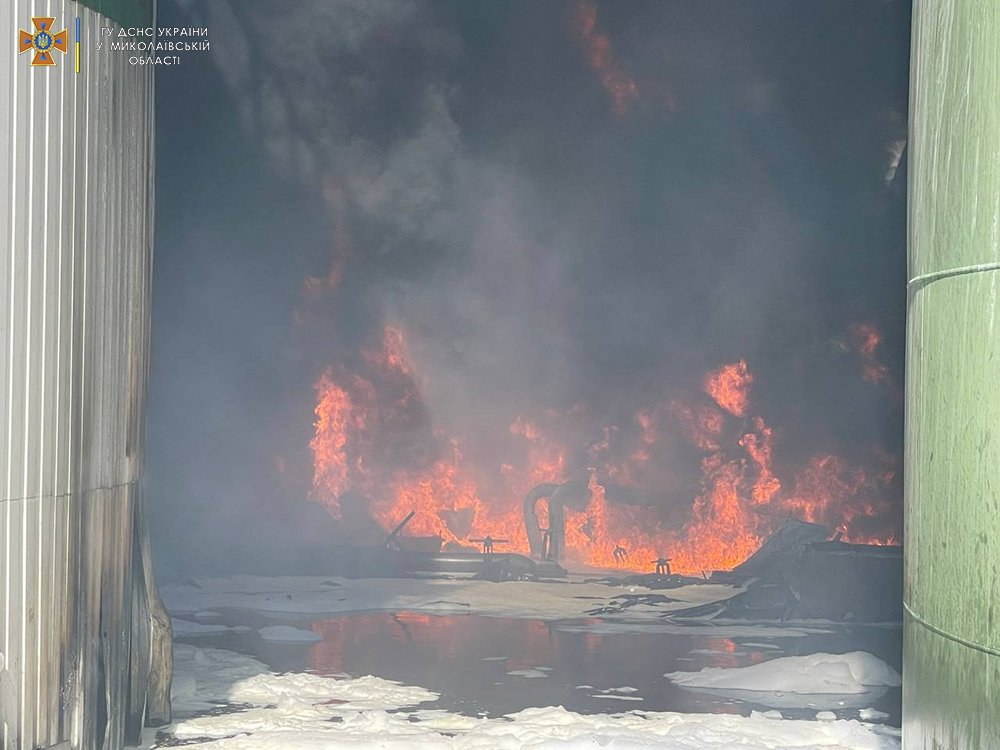 У Миколаєві – масштабна пожежа на підприємстві. Рятувальники кажуть – самозаймання через спеку (ФОТО) 1