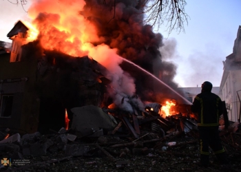 З 11 пожеж на Миколаївщині за добу 5 виникли через обстріли. Що гасили в Миколаєві після ранкових «прильотів» (ВІДЕО)