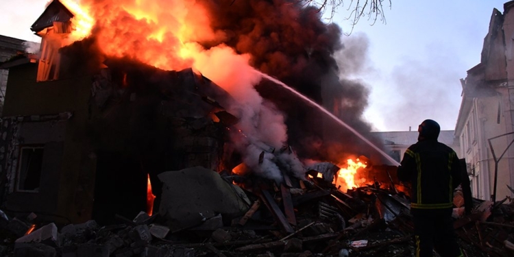 З 11 пожеж на Миколаївщині за добу 5 виникли через обстріли. Що гасили в Миколаєві після ранкових «прильотів» (ВІДЕО)