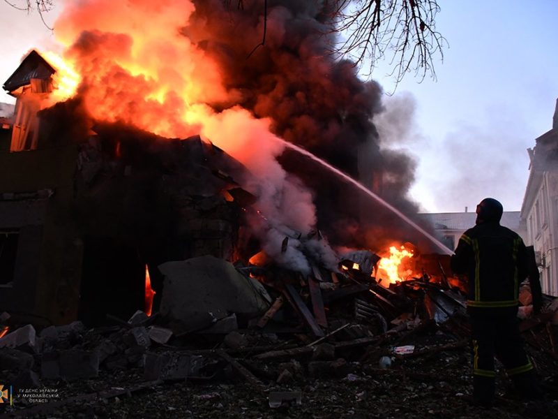З 11 пожеж на Миколаївщині за добу 5 виникли через обстріли. Що гасили в Миколаєві після ранкових «прильотів» (ВІДЕО)