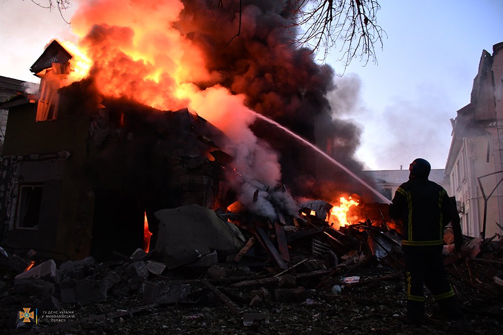 З 11 пожеж на Миколаївщині за добу 5 виникли через обстріли. Що гасили в Миколаєві після ранкових «прильотів» (ВІДЕО) 1