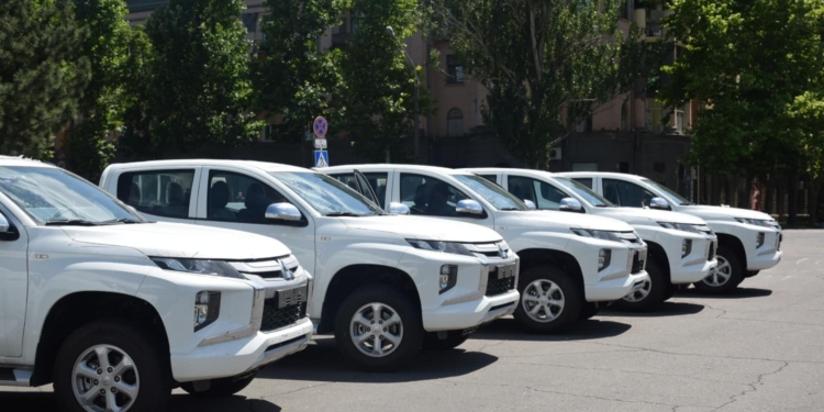 Миколаївські захисники отримали десять нових позашляховиків (ФОТО)