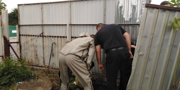 В Первомайске спасатели извлекли из выгребной ямы тело мужчины