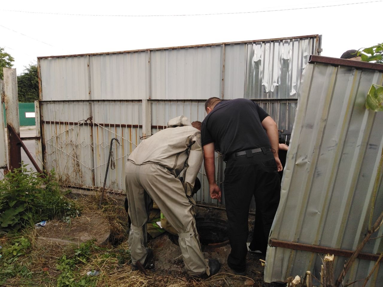 В Первомайске спасатели извлекли из выгребной ямы тело мужчины