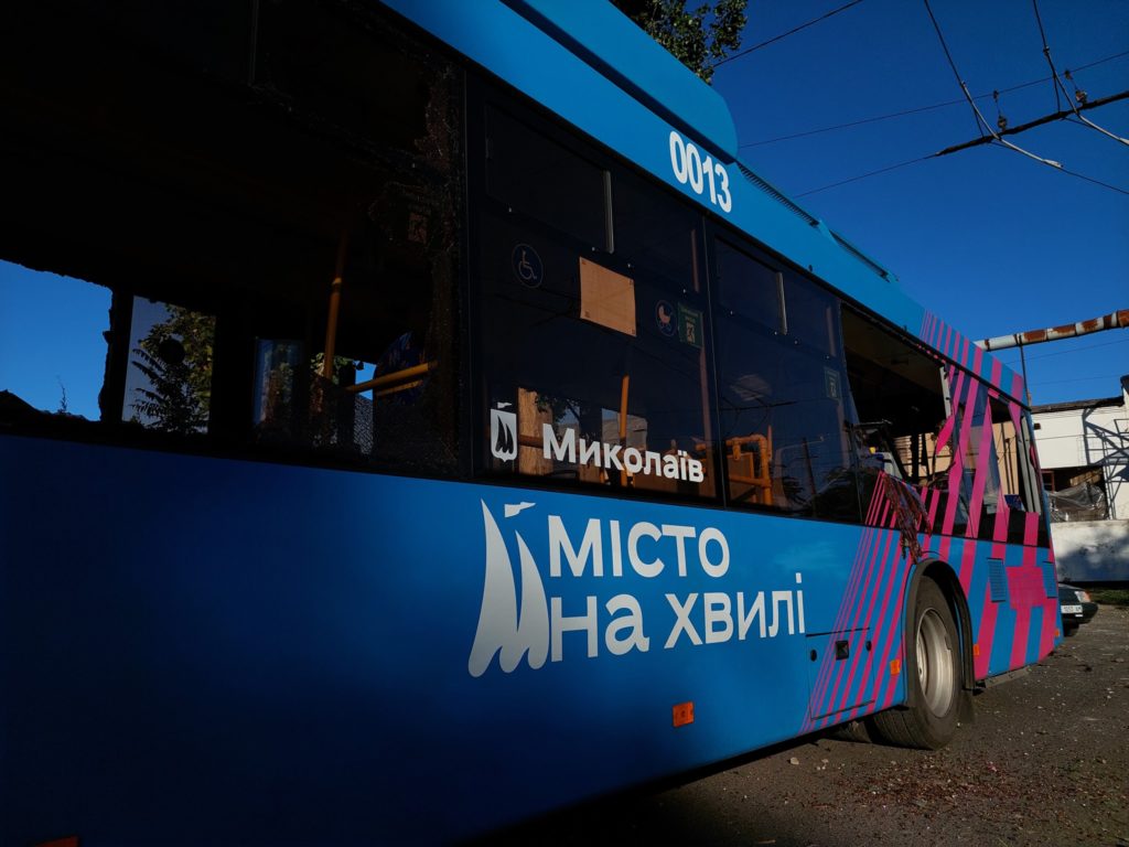 Внаслідок ранкових обстрілів Миколаєва пошкоджено 18 тролейбусів (ФОТО) 19