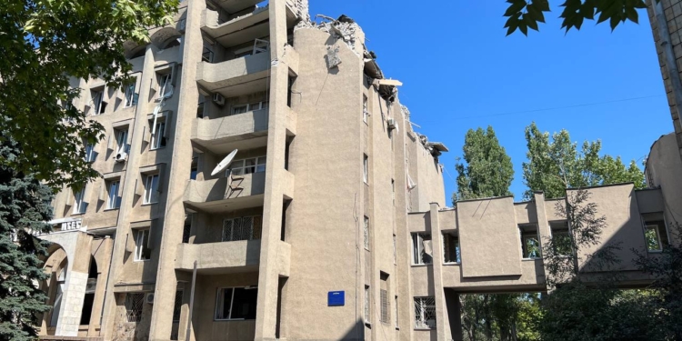 Наслідки ракетної атаки по вишам Миколаєва: в НУК практично не вціліло жодної аудиторії, а в «Сухомлинці» довелось обвалити  частину надбудови (ФОТО, ВІДЕО)