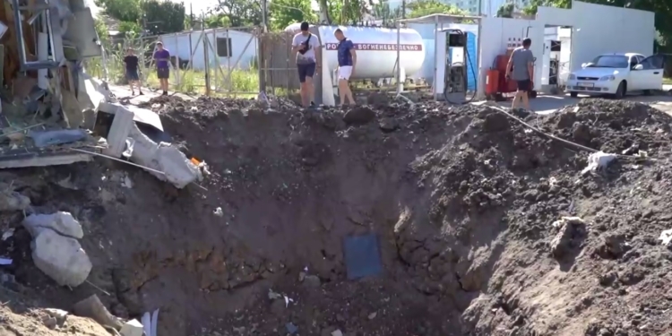 Мер Миколаєва показав наслідки ракетного удару росіян по АЗС (ВІДЕО)