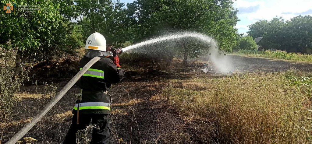 На Миколаївщині з 11 пожеж за добу одна виникла через російські обстріли (ФОТО) 2