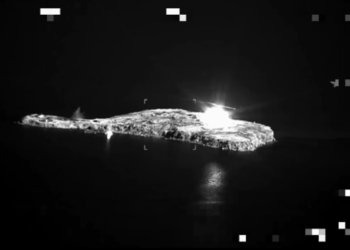 «Жест доброї волі»? росіяни вдарили по Зміїному фосфорними бомбами (ВІДЕО)