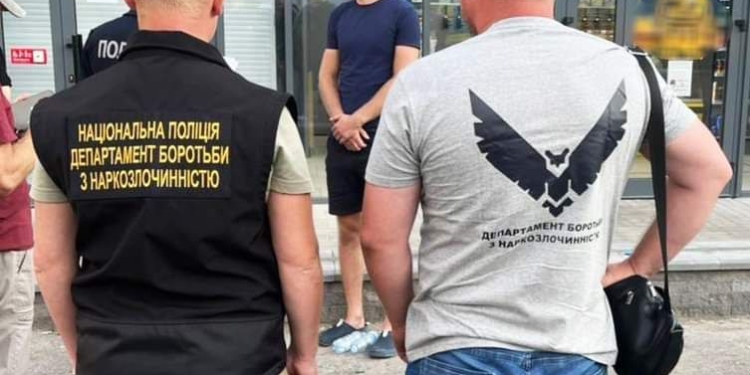 У Миколаєві поліцейські затримали розповсюджувача особливо небезпечних психотропів (ФОТО)
