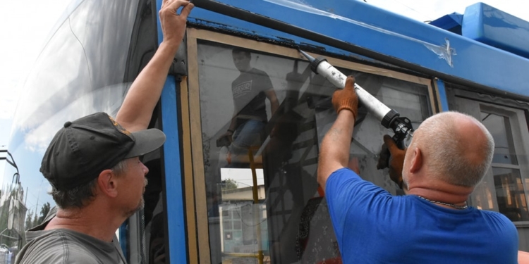 «Миколаївелектротранс» почав відновлювати пошкоджені російськими обстрілами тролейбуси (ФОТО)