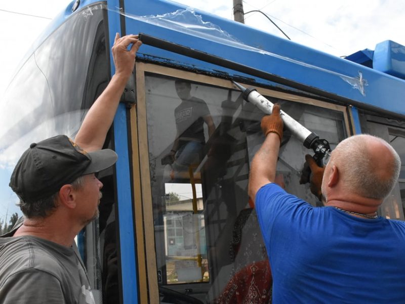 «Миколаївелектротранс» почав відновлювати пошкоджені російськими обстрілами тролейбуси (ФОТО)