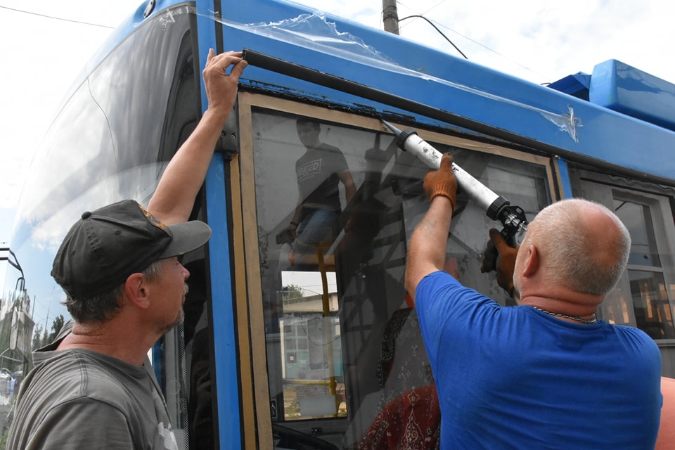 «Миколаївелектротранс» почав відновлювати пошкоджені російськими обстрілами тролейбуси (ФОТО) 1