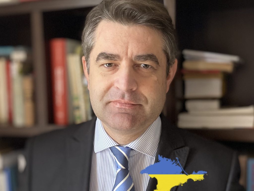 Посла України у Чехії Євгена Перебийніса тепло проводили у відставку – з найвищою нагородою чеського прем’єр-міністра 1