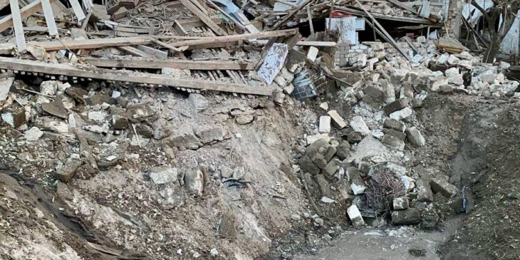 Наслідки вечірнього обстрілу Миколаєва: значно пошкоджено 3 приватних будинки, поранена жінка (ФОТО)