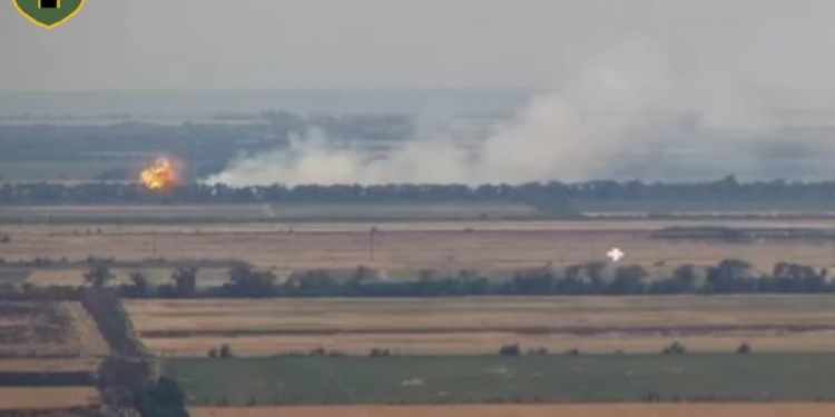 Справжнє фаершоу: Лицарі Зимового Походу показали, як наша артилерія знищує боєкомплект до російського «Буку» (ВІДЕО)