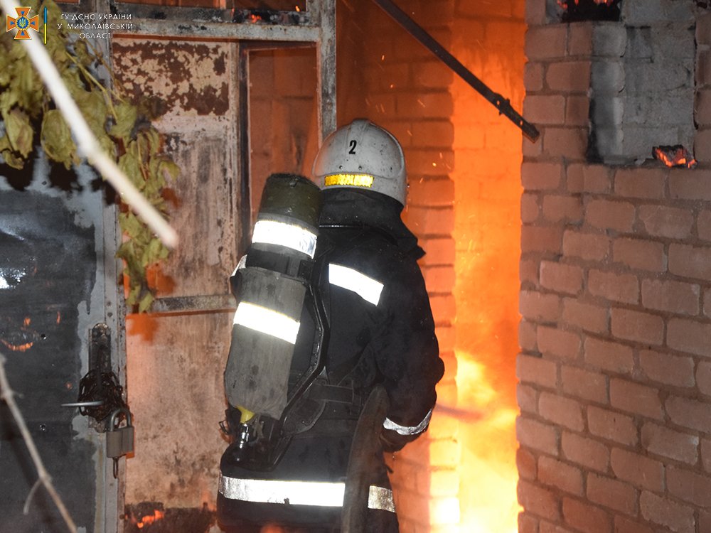 Через нічну та ранкову атаки росіян на Миколаїв спалахнуло 8 пожеж – ДСНС (ФОТО, ВІДЕО) 1