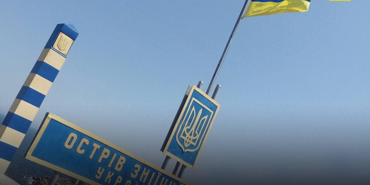 Над Зміїним знову замайорів український прапор