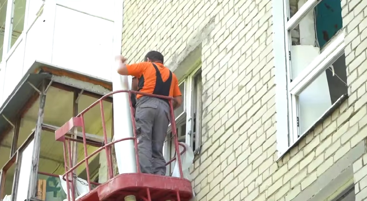 Наслідки ракетних ударів по Миколаєву та області: в обласному центрі пошкоджені вікна в 7 багатоповерхівках, є легкопоранені, в Баштанці ракета влучила у сир завод (ВІДЕО)