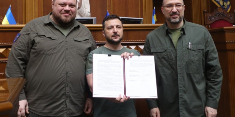 Зеленський, Шмигаль і Стефанчук підписали Спільну заяву щодо стратегічної мети України – повноцінного членства в ЄС (ВІДЕО)