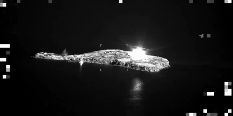 «Жест доброї волі»? росіяни вдарили по Зміїному фосфорними бомбами (ВІДЕО)