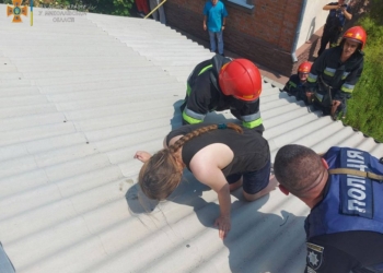 Не тільки пожежі доводиться гасити: у Первомайську рятувальники зняли з даху одного з будинків жіночку, яка погрожувала стрибнути униз (ФОТО)