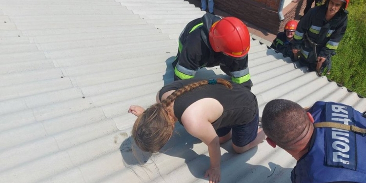 Не тільки пожежі доводиться гасити: у Первомайську рятувальники зняли з даху одного з будинків жіночку, яка погрожувала стрибнути униз (ФОТО)