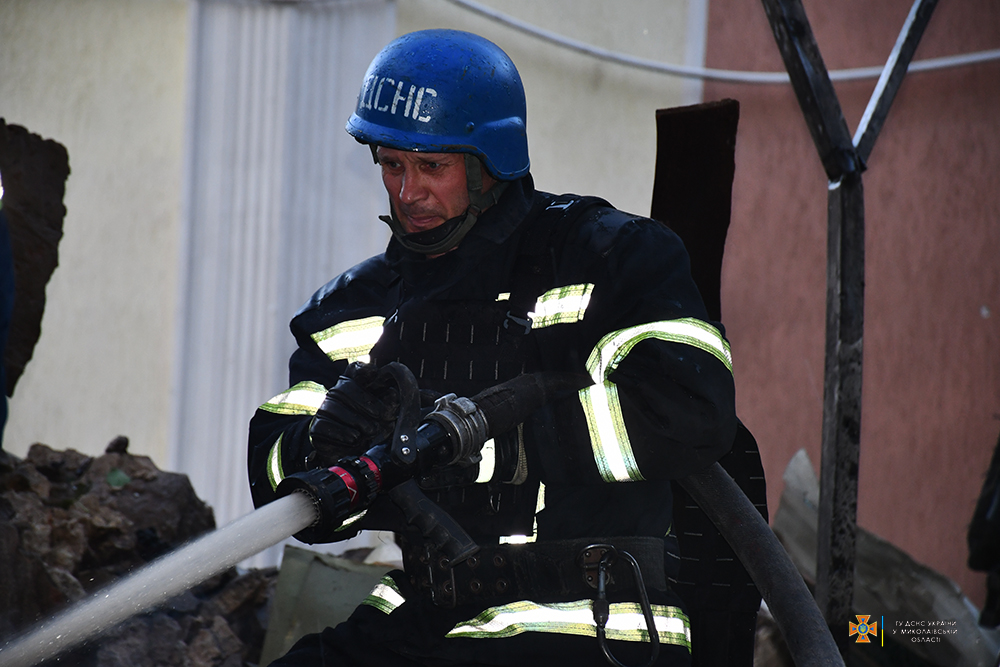 Наслідки ранкової атаки російських окупантів по Миколаєву – численні пожежі, влучання в 2 лікарні, 4 людини поранено (ФОТО) 19