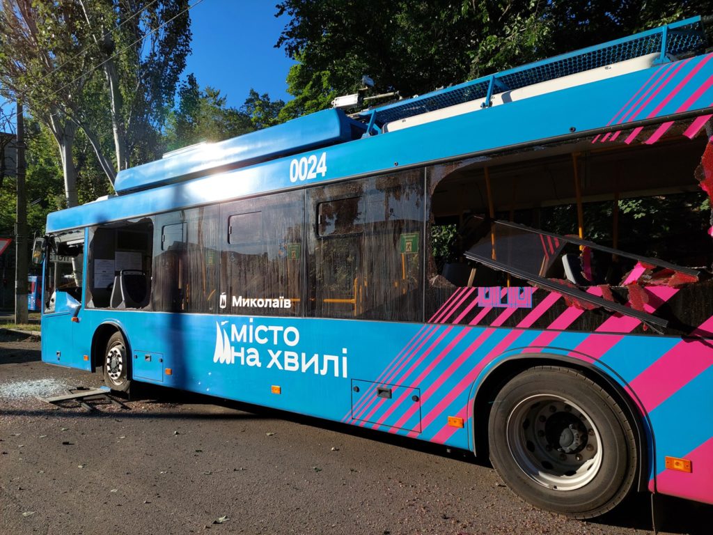 Внаслідок ранкових обстрілів Миколаєва пошкоджено 18 тролейбусів (ФОТО) 7