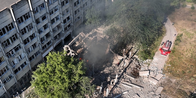 Ранкова ракетна атака по двом університетам Миколаєва: рятувальники загасили пожежі, комунальники прибрали (ФОТО, ВІДЕО)