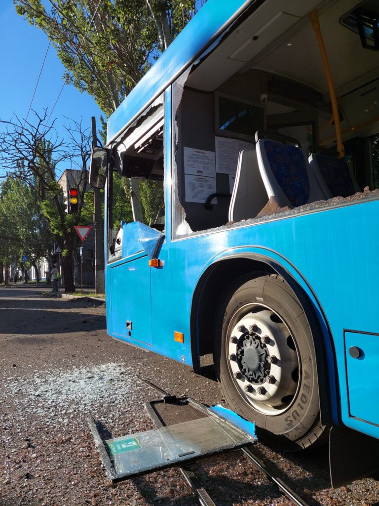 Внаслідок ранкових обстрілів Миколаєва пошкоджено 18 тролейбусів (ФОТО) 5