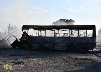 Пожежі, в тому числі і від обстрілів, і летальне ДТП – куди виїздили за добу миколаївські рятувальники (ФОТО)