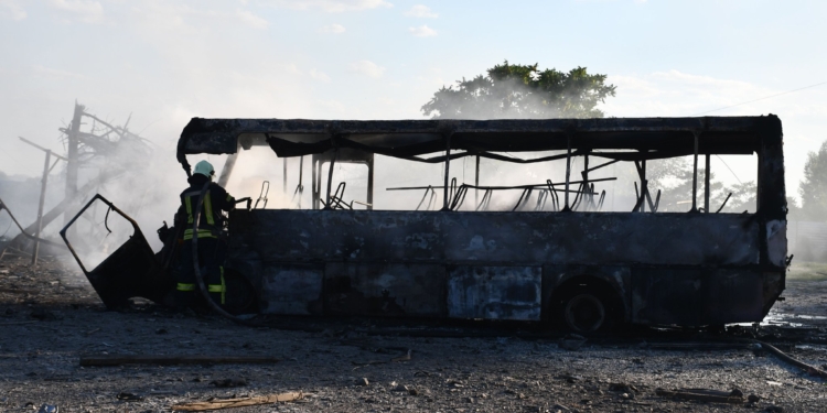 Пожежі, в тому числі і від обстрілів, і летальне ДТП – куди виїздили за добу миколаївські рятувальники (ФОТО)