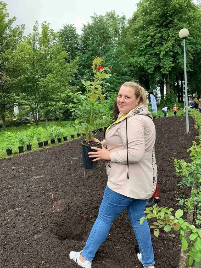 В Таллинне украинские беженцы в благодарность за гостеприимство высадили аллею роз (ФОТО) 24